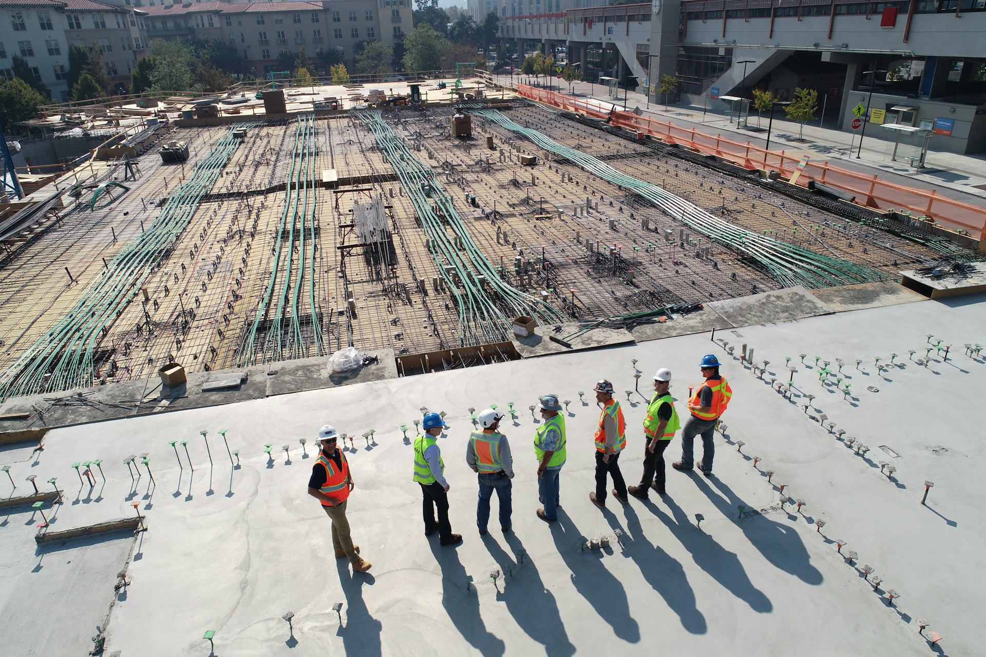 Montagem de estrutura pré-moldada de concreto em obra de grande porte